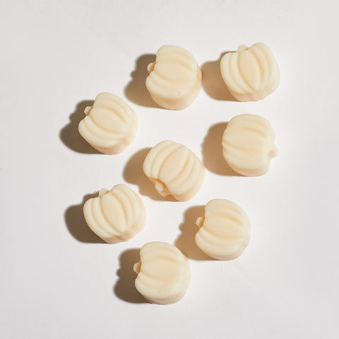 8 mini pumpkin-shaped soy wax melts in classic cream, handmade eco-friendly autumn wax melts by Boujie. 8 mini pumpkin-shaped soy wax melts in classic cream, handmade eco-friendly autumn wax melts by Boujie.