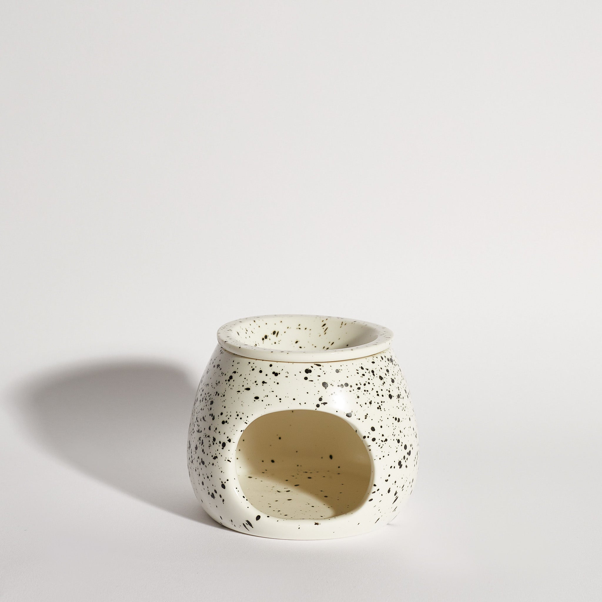 Boujie Speckled Ceramic Wax Melt Burner, front view, minimalist design. Boujie Speckled Ceramic Wax Melt Burner, front view, minimalist design.